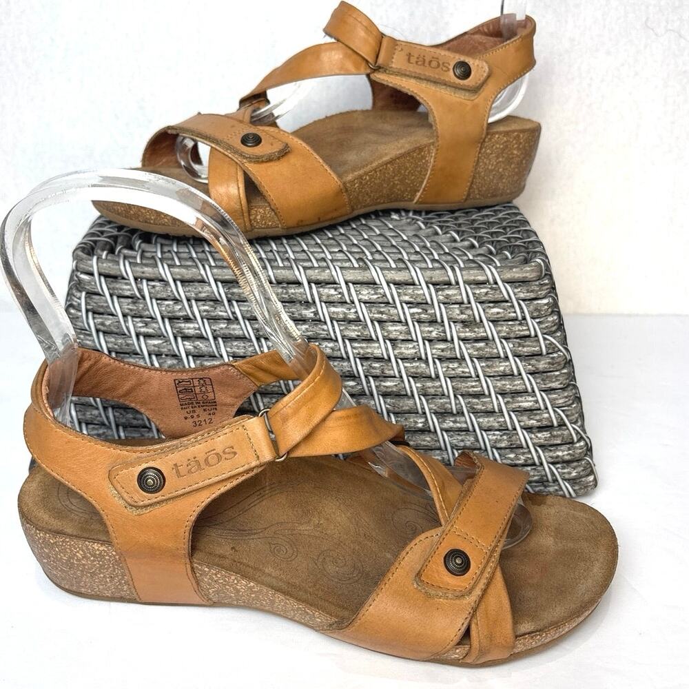 Taos Universe Camel Leather Sandals Womens Size 9.5 Strappy Comfort Wedge - Picture 2 of 9